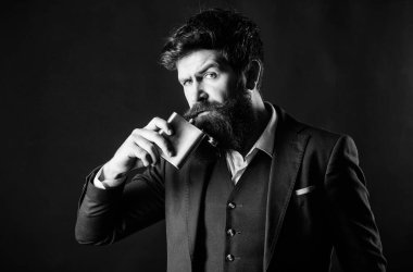 Alkol için düz metal şişe. Adam metal şişetutuyor. Cheers kavramı. Adam sakallı hipster alkol için metal şişesi tutun zarif takım elbise giymek. Alkol içeceği. Yanında alkol al. Her zaman benimle