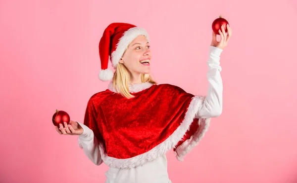 Menina vestido feliz Santa traje comemorar Natal segurar bola decoração fundo rosa. Feliz Natal e feliz ano novo. Conceito de preparação de Natal. Vamos divertir-nos. Ano de Natal da época favorita — Fotografia de Stock