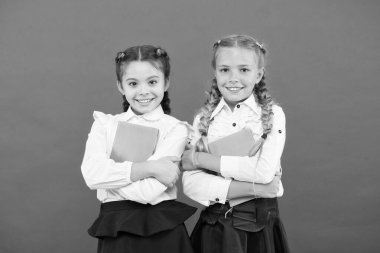 En iyi hikayelere sahibiz. İngiliz edebiyatı kitapları tutan küçük kızlar. Çocuk edebiyatından hoşlular. Edebiyat eğitimi. Okulda edebiyat dersleri