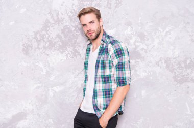 Erkeklik kavramı. Yakışıklı adam gündelik tarzında. Günlük kıyafet. Kıyafet dükkanı. Adam günlük kıyafet giyiyor. Kara Cuma indirimli. Rahat hissediyorum. Moda mağazası. Erkek giyimi ve şık kıyafetler.