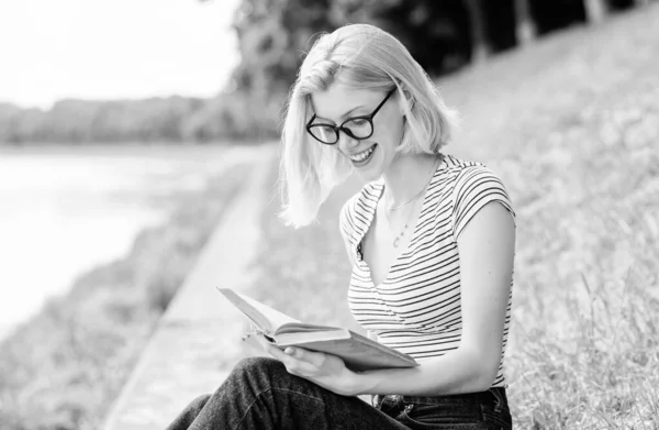 Boeken leren lezen. student meisje met boek outdoor. lezen is mijn hobby. Zomer studie. Interessant verhaal. Ontspan en krijg nieuwe informatie. geïnspireerd door een nieuwe auteur. vrouw in park leesboek — Stockfoto