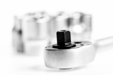 yuvası anahtarı. mükemmel bir takım kiti. Krom Vanadyum çelik. Metalize Tamir ekipmanları. Beyaz arka planda izole soket anahtarı. Acil Oto Dükkanı