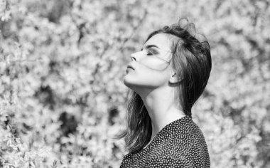 Makyaj malzemeleri. Bahar tazeliği. Doğal güzellik. Güzel kadın cilt bakımı. Doğal kozmetik konsepti. Cilt bakımı. Doğayla uyum. Organik kozmetik ürünleri. Moda makyajı. Yaz mevsimi