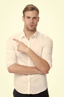 Yöneticisi veya yardımcı yardımcı yön bulmak. Yön gösteriyor. Adam tezgâhtar işaretleme beyaz izole işaret parmağı. Bu reklam bak. Bu şekilde kavramı. Adam yakışıklı yönünü gösterir