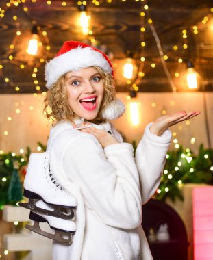 Her zaman formdadır. Patenli kız Noel Baba şapkası. Neşeli kadın paten yapmaya hazır. Mutlu yıllar. Kış tatili Xmas havası. Artistik patinajcı. kış sporu ve aktivitesi
