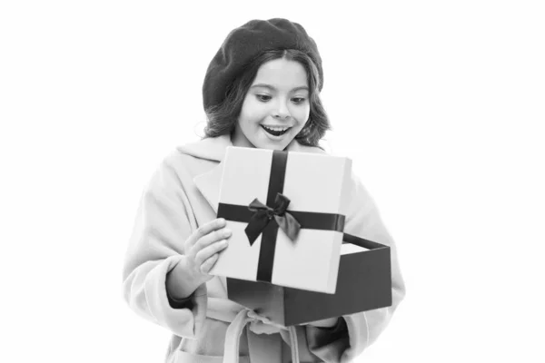 Удивительный ребенок. Девочка милая маленькая леди пальто и берета нести подарок. Концепция весеннего шопинга. Купить одежду и милые подарки для весеннего сезона. Удовлетворяющий торговый день. Детская стильная подарочная коробка — стоковое фото