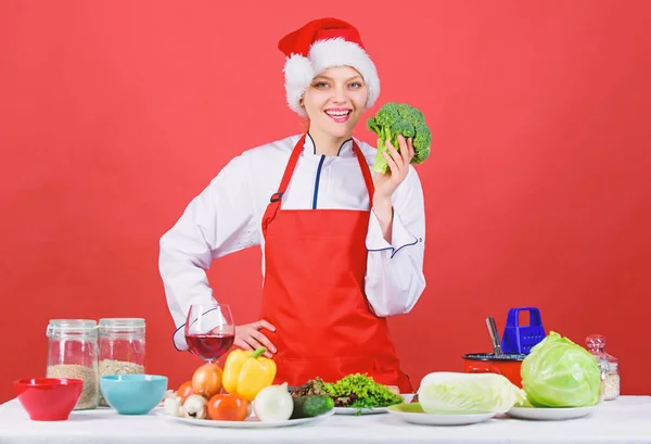 Vrouw chef-kok kerstdiner koken dragen KERSTMUTS. Feestelijke menu concept. Beste Kerst Recepten. Geniet van eenvoudige ideeën voor vakantie partijen en diners van de vakantie. Kerst diner ideeën. Kerstmenu — Stockfoto