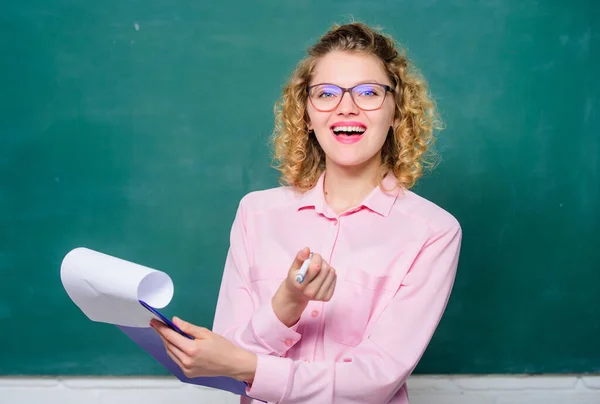 Persoonlijk profiel. Schatting van de motivatiebrieven van aanvragers. Schoolpersoneel. Slimme vrouw heeft tabletdocumenten. Schoolhoofd neemt werknemers aan. Een baan als leraar. Indrukwekkende CV lezen — Stockfoto