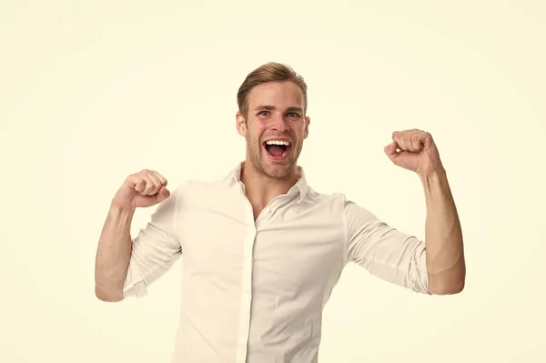 Verso il successo. Forte e pieno di energia. Un uomo forte, bello, non rasato. Uomo con le braccia muscolose sicuro e forte. Onere energetico per la giornata lavorativa. Un ragazzo pieno di energia festeggia il successo — Foto Stock