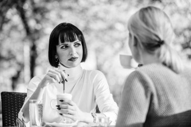 En yakın insanlar. Kızlar arkadaşlar kahve konuşuyor. Konuşma kadın kafe Teras. Dostluk dostu ilişkiler. Dedikodular tartışıyor. Güvenilir bir iletişim. Dostluk kardeşler. Dostluk toplantısı