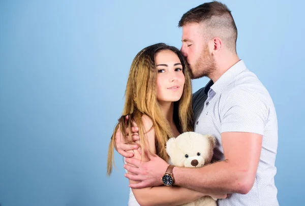 A divertirem-se. Família feliz. Feriado de dia dos namorados. Brinquedo macio ursinho presente. Um casal apaixonado por homens e mulheres. Amor familiar. Surpresa romântica. Homem e rapariga bonita apaixonados. Cara e menina abraçando — Fotografia de Stock