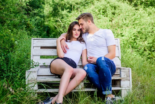 Saint Valentin. camping d'été en forêt. couple amoureux. Mode décontractée. homme avec fille dans le parc. week-end rancho familial. rendez-vous romantique. couple se détendre en plein air sur le banc. Ensemble. Oui. Heureux d'être amoureux — Photo