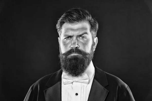 Concept de salon de coiffure. Cultivez la moustache. Cultiver et entretenir la moustache. Homme barbu hipster avec moustache. Guide de toilettage de barbe et de moustache. Hipster beau barbu attrayant gars fond noir — Photo