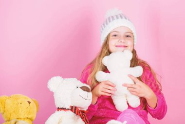 Mutlu çocukluk kavramı. Çocuk küçük kız oynak oyuncak ayı peluş oyuncak tutun. Çocuklar neden dolma hayvan sever. Rüya her çocuk oyuncak. Küçük kız oyun yumuşak oyuncak oyuncak ayı ile pembe çocuk