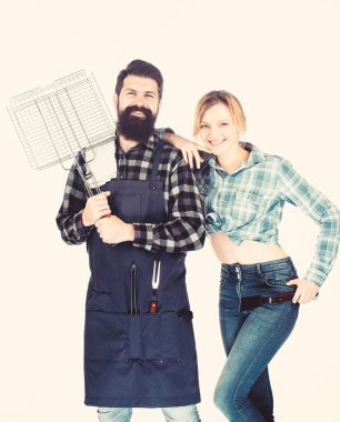 Birlikte mutlu anlar. Aile hafta sonu. Piknik barbeküsü. Yemek tarifi. Sakallı hippi ve kız. Hazırlık ve aşçılık. Birbirine aşık çiftler mutfak gereçlerini tutarlar. Kızartılmış et için araçlar