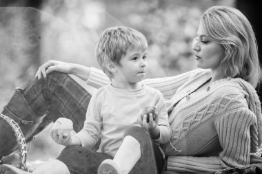 Bahar havası. Mutlu bir aile günü. Güneşli hava. Sağlıklı yiyecekler. Aile pikniği. Anneler günü. Anne ile mutlu oğlu sonbahar ormanda dinlenmek. Anne küçük çocuğunu seviyor. Yaz kampı. biz özgür