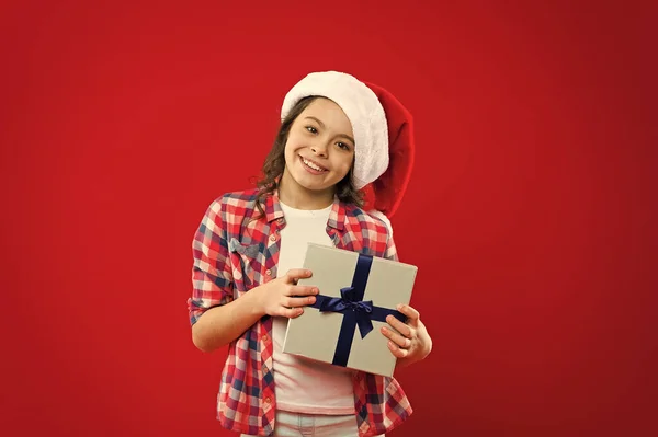 El mejor regalo. Niña con sombrero rojo de santa. Compras de Navidad. Regalo para Navidad. Infancia. No puedo creer en ello. Fiesta de año nuevo. Chico Santa Claus. Felices fiestas de invierno. Niña pequeña —  Fotos de Stock