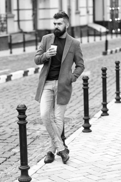 Καφές πακέτο. Άνθρωπος γενειοφόρος hipster πίνουν καφέ χάρτινο κύπελλο. Επιχειρηματίας καλά καλλωπισμένο απολαύσετε διάλειμμα καφέ σε εξωτερικούς χώρους αστικό υπόβαθρο. Περπατήστε και απολαύστε φρέσκο ζεστό καφέ. Περιμένοντας κάποιον στο δρόμο — Φωτογραφία Αρχείου