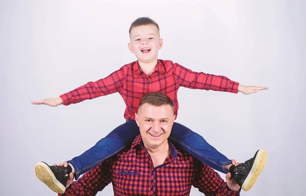 La felicidad es el padre del niño. Divirtiéndose. Día de los Padres. Padre ejemplo de noble humano. Tiempo en familia. Mejores amigos. Padre hijo pequeño camisas rojas familia look outfit. Niño cabalgando sobre los hombros de los papás — Foto de Stock