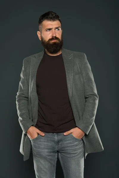 Voor het ultieme comfort. Hipster in casual en comfortabele outfit houdt armen in zakken op grijze achtergrond. Baard man draagt casual stijl. Casual en comfortabel. Fashion garderobe is casual genoeg — Stockfoto