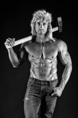 Vahşet yeni seksi. Lumberjack woodman seksi çıplak kas gövde. Adam acımasız çekici adam. Baltalı oduncu ekipmanları. Adam acımasız seksi oduncu balta taşımak. Erkeksi bir kavram. Erotik oduncu