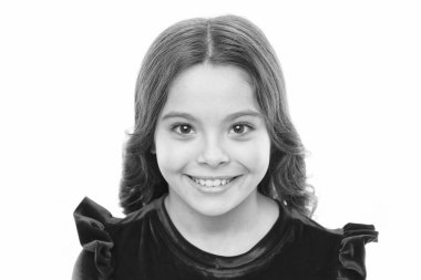 Çocuk mutlu sevimli yüzü sevimli kıvırcık saçlı. Güzellik ipuçları derli toplu saçlar için. Genç Cilt Bakımı. Saf güzellik. Kız uzun sağlıklı parlak saçlar izole beyaz arka plan üzerinde evlat. Uzun saçlı küçük kız