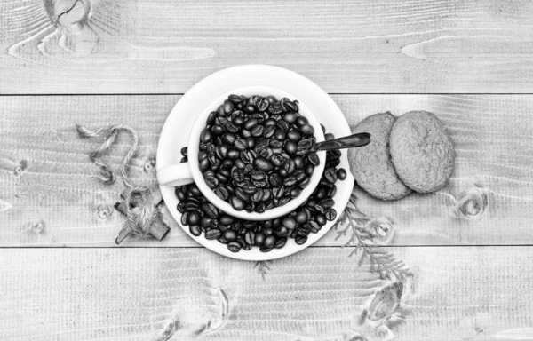 Меню напитков в кафе. Arabica robusta сорт кофе. Напитки для вдохновения и заряда энергии. Свежая жареная кофейная зёрна. Чашка полный кофе коричневый жареный фасоль синий деревянный фон. Кофеиновая концепция — стоковое фото