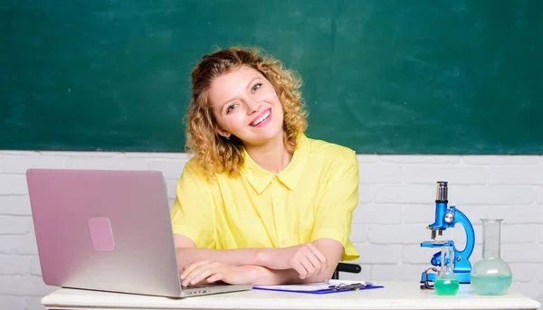 Genetica biologie wetenschap. Wetenschapsleraar op het schoollab. Biologisch experiment. Gelukkige student met microscoop en beker. meisje in het klaslokaal laboratorium. aantekeningen maken over de resultaten van chemisch onderzoek — Stockfoto