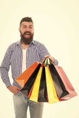 Büyük seçimler büyük alımları. Mutlu hipster beyaz izole kağıt torbalar alımları tutan. Vahşi sakallı adam moda alımları ile gülümsüyor. Impuls alımları