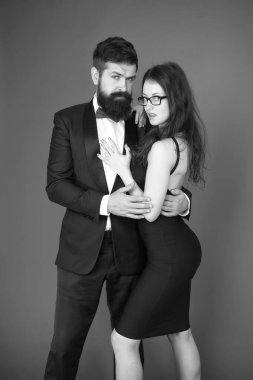 Zarafet fark edilmekle ilgili değildir. Sakallı adam takım elbise kız zarif elbise giymek. Resmi kıyafet kuralı. Ziyaret etkinliği veya töreni. Çift ödül törenine hazır. Şirket partisi. Ödül töreni konsepti