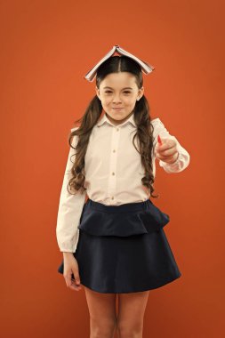 Bilgi ve hayal dünyası. Küçük kız, kalemi işaret ediyor. Küçük çocuk kitaptan bilgi alıyor. Bilgi ve Eğitim Merkezi. Bilgi ve bilgi toplama