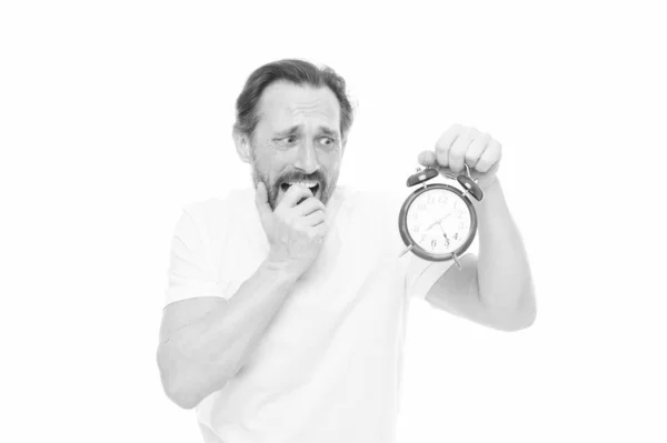 Gestion du temps et discipline. Ponctualité et responsabilité. Homme avec horloge sur fond blanc. Je déteste être en retard. Un homme tient le réveil à la main. Guy barbu homme mûr s'inquiéter du temps restant — Photo