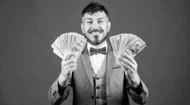 Dolar banknotlar ile billioner. büyük bir iş adamı. Finans ve ticaret. İş sporu başarısı. Piyango kazanan. mutlu sakallı adam çok para var. Zengin yakışıklı. Başarı elde