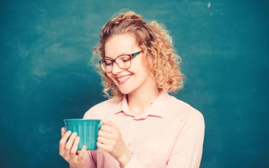 Okula geri dön. Kahve bağımlısı. Yudum şarj vücut ve zihin. Kafein dozu. Öğretmen gözlükleri kahve tebeşir tahtası arka plan içmek. Kadınlar derslerden önce kahvenin tadını çıkarır. Tüm gün için enerji yükü