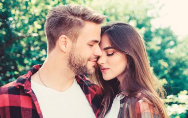 Her şeyi birlikte yapıyoruz. hipster çift açık. damalı gömlekli erkek ve kadın parkta rahatlar. sevgililer günü. ormanda yaz kamp. aile hafta sonu. romantik tarih. aşık çift. Yürüyüş