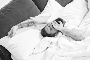 Sakin ol ve kavram uyku. Adam adam uyku beyaz çarşaf üzerinde sakallı. Sağlıklı uyku ve refah. Adam sakallı hippi yatakta uykulu. Sabah erken saatlerde. Uykusuzluk ve uyku problemleri. Sağlar yeni güne başlamak