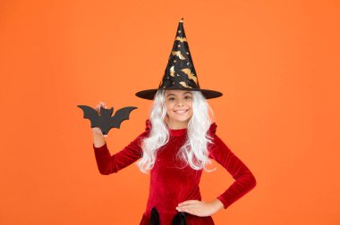 Yarasa benim arkadaşım. Cadı kostümü giymiş küçük bir çocuk. Cadılar Bayramı partisi. Siyah cadı şapkalı küçük kız. Sonbahar tatili. Kutlamaya katıl. Sihirli büyü. Beyaz saçlı küçük bir cadı. Büyücü ya da sihirbaz
