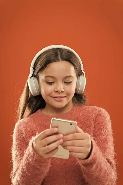 Disfruta del sonido perfecto. Las mejores aplicaciones de música gratis. Niña escuchar música auriculares modernos y teléfonos inteligentes. Escucha gratis. Obtener suscripción a una cuenta de música. Acceso a millones de canciones. Disfruta del concepto musical — Foto de Stock