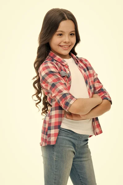 Niña de pelo largo rizado posando con confianza. Chica rizado peinado sonriente cara se siente seguro. Niño cogido de la mano con confianza cruzó el pecho. Educar confianza. Siéntete tan seguro con un nuevo peinado — Foto de Stock