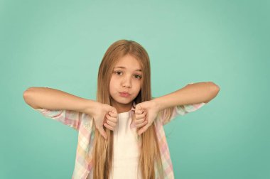 Başparmak aşağı. Çocuk mutsuz küçük bebek. Kavram hoşlanmamaktadır. Nedenleri neden çocuklar sevmemek. Yolları Ebeveynler çocukları seviyor değiştirebilirsiniz ve hoşlanmadığı şeyleri. Kız biraz üzgün yüz sevmediğim bir şey evlat. Tatminsiz müşteri