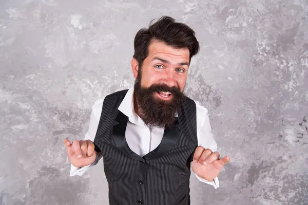 Alegre y astuto. Un judío encantador. Judío barbudo. Chico barbudo maduro elegante vestido con camisa y chaleco. Fiesta judía. Las tradiciones judías. Celebración festiva. Expresión emocional — Foto de Stock