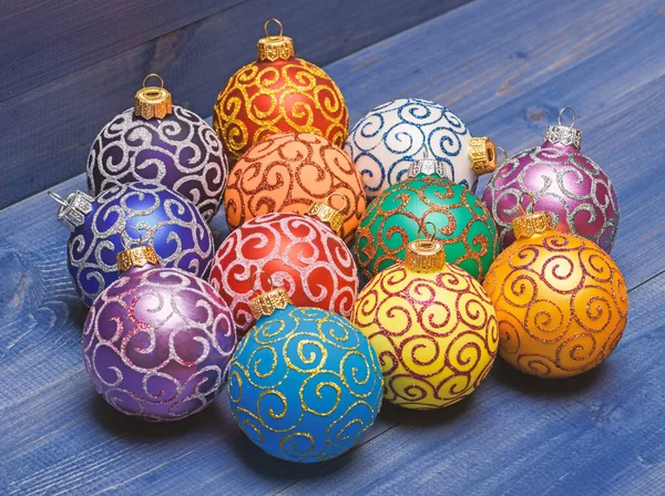 Decoração moderna de Natal. Bolas com brilho e ornamentos decorativos cintilantes. Decorações de enfeites de Natal em fundo de madeira vintage. Conceito de decorações de Natal. Escolha decorações coloridas — Fotografia de Stock