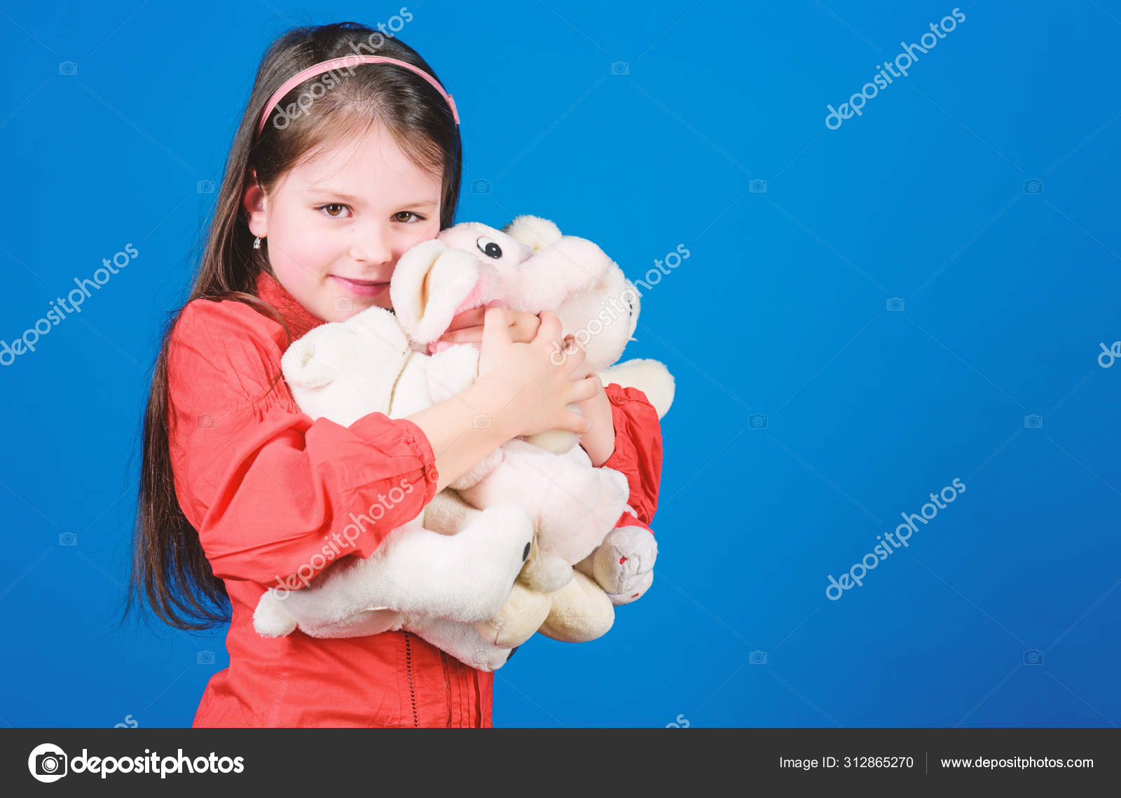 Brinquedos para criança menina pequena com brinquedo de urso macio menina  jogando jogo na sala de jogos feliz infância aniversário abraçando um  ursinho de pelúcia loja de brinquedos dia das crianças melhor