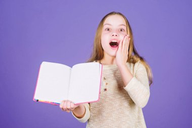 Okuma becerisi. Kişisel günlük. Not defteri planlayıcısı. Daha fazla bilgi edinin. Kız kitap mor arka plan tutun. Çocuk kitap not defterini göster. Kitap konsepti. Akıllıca alıntılar. Çocukluk edebiyatı. Gelişim ve eğitim