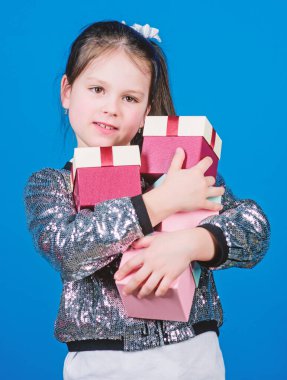 Kara Cuma. Alışveriş günü. Çocuk çok hediye kutuları taşır. Çocuk modası. Sürpriz hediye kutusu. Doğum günü dilek listesi. Özel her gün olur. İstediğini al. Hediye kutuları mavi arka plan ile kız