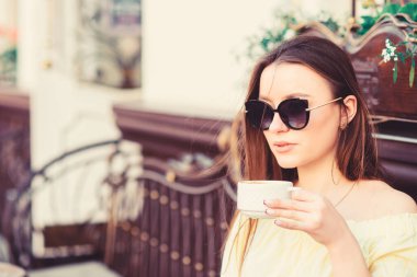 Kız kafe kapuçino fincan dinlenmek. Kafein dozu. Enerjik başarılı bir gün için kahve. Randevuyu bekliyorum. Kafede kahvaltı zamanı. Kız sabah kahvesi tadını çıkarın. Güneş gözlüğü kadın içki kahve açık havada