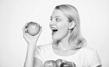 Sağlıklı şeyler ye. hassas dişler. Vitamin diyeti. Doğa. Yeşillik yetiştiriyorum. Sağlıklı yemek. Elma yiyen mutlu kadın. Sonbahar hasadı. Bahar mevsimi meyveleri. Meyve bahçesi, elma sepetli bahçıvan kız