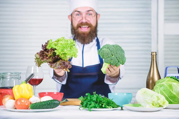 Gesunde vegetarische Rezepte. Ich wähle nur gesunde Zutaten. Mann Kochmütze und Schürze halten Brokkoli. Bio-Gemüse. Konzept für gesunde Ernährung. bärtiger Profi-Koch kocht gesunde Lebensmittel — Stockfoto