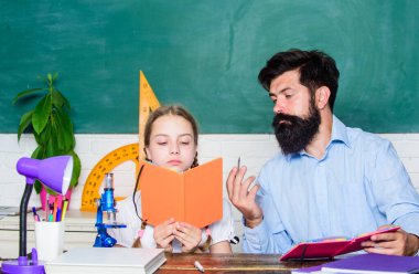 Sakallı öğretmen mükemmel bir pedagog. Pedagog yetenekleri. Yetenekli pedagog. Daha fazlasını başarmak için birlikte çalışın. Çocuğa bilimi anlatmak. Büyüleyici bir ders. Okul öğretmeni ve kız öğrenci.