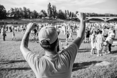 Görünüşe göre bir kazananVar. Hipster yaz gününde kazanan jest yapıyor. Şık beyzbol şapkası giyen mutlu kazanan adam. Zaferi veya başarıyı kutlayan enerjik kazanan